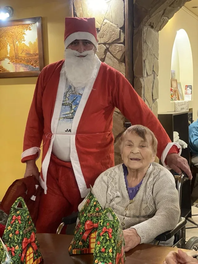 Ще одна мить зимового свята — спільне фото біля столу та ялинки.
