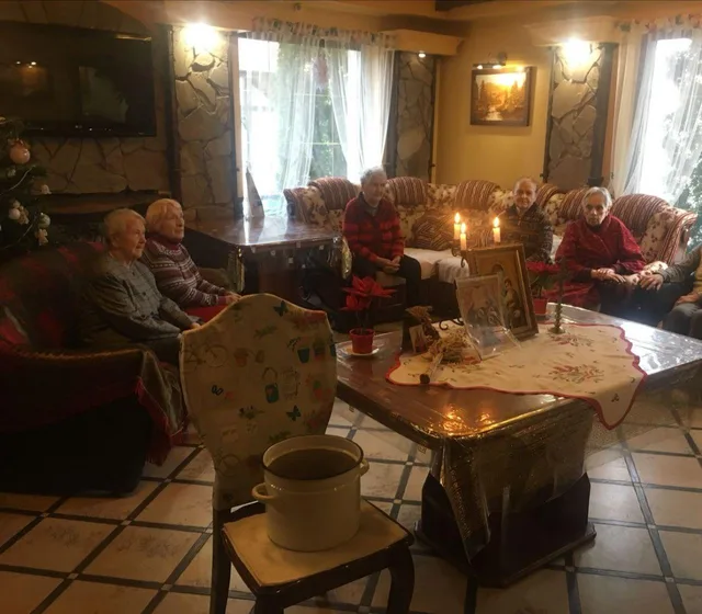 Крісла, столи й м’яке освітлення показують атмосферу домашньої їдальні.