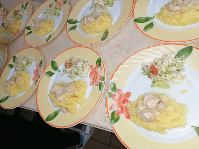 На обід приготовані тарілки з гарніром, овочами й основною стравою.