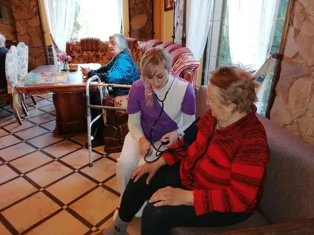 Розмовляємо поруч із кріслами, приділяючи час одне одному.