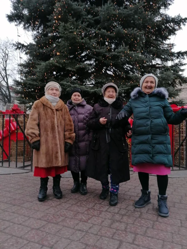 Під час зимової прогулянки мешканці сфотографувалися разом надворі.