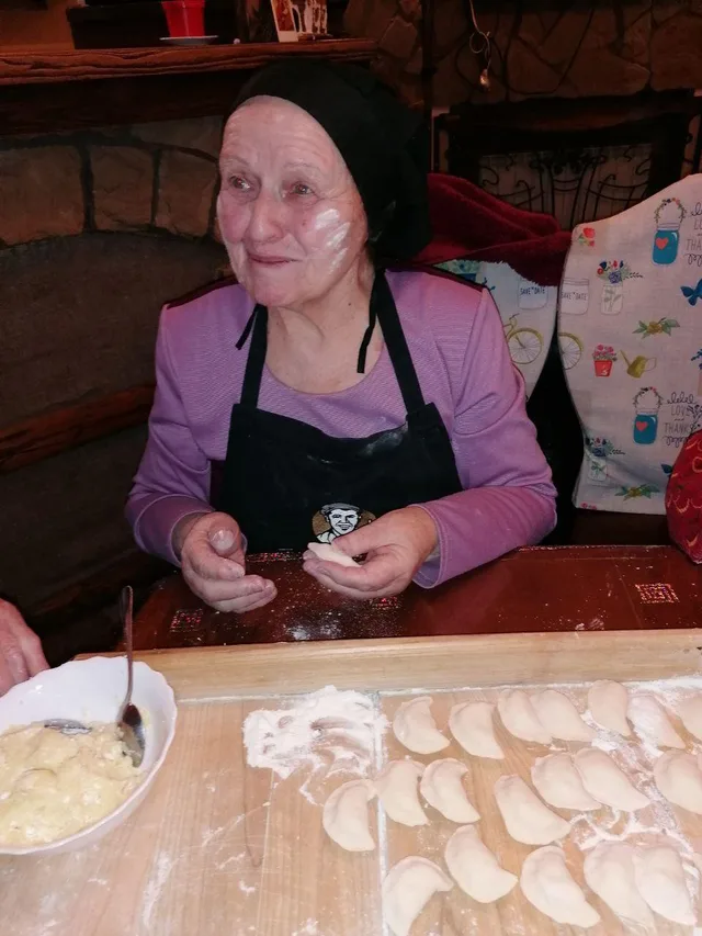 Працюємо з тістом за столом, готуючи домашні страви.