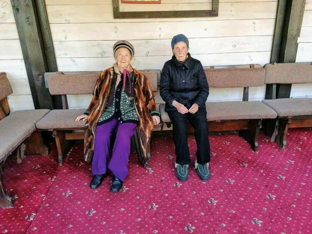 Сидимо на лавці біля веранди та проводимо час у компанії.