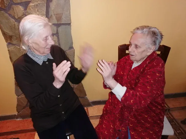 Тепла зустріч і жвавий жест потрапили в об’єктив у нашій кімнаті.