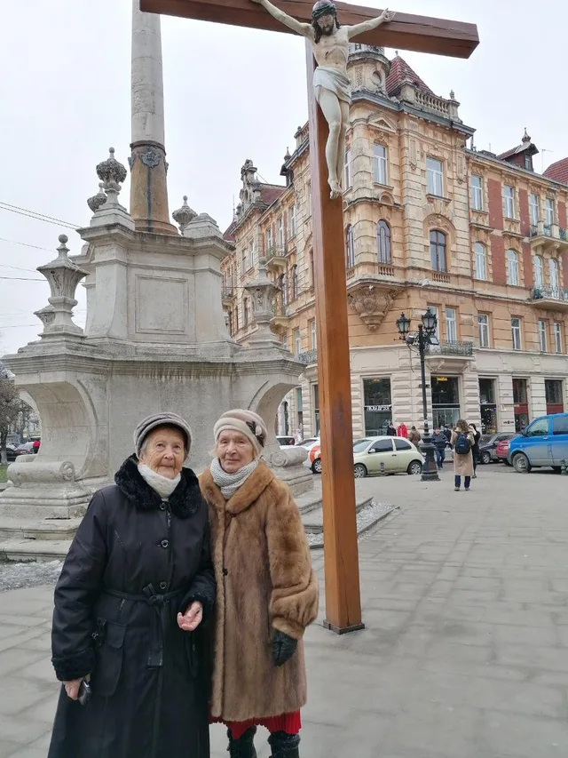 Міська площа й старовинна архітектура стали тлом для спільного фото.