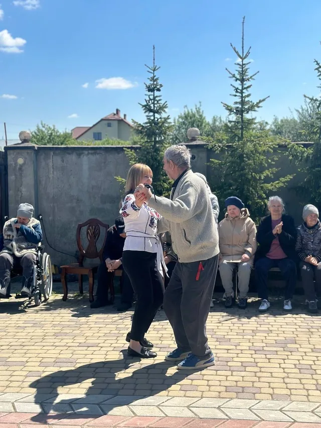 На відкритому майданчику триває заняття з рухами та увагою до учасників.