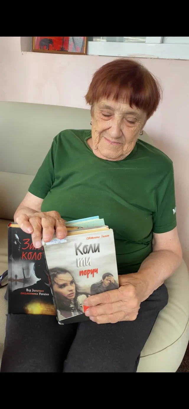 Книжка в руках стала головною деталлю цієї домашньої зустрічі.