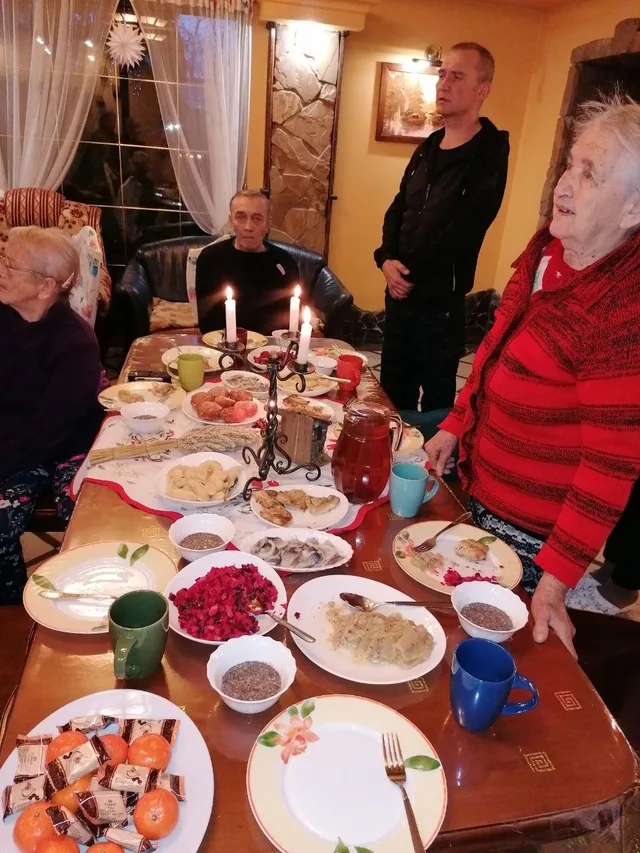 Святкові страви й учасники зустрічі заповнили домашню їдальню.