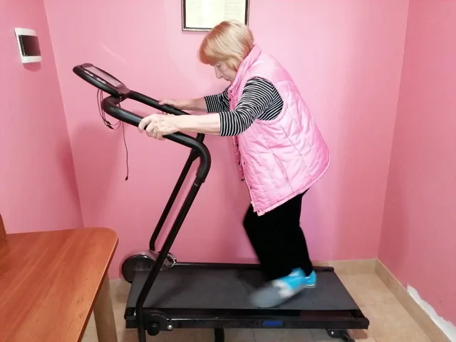 На фото — заняття на біговій доріжці у приміщенні нашого дому.