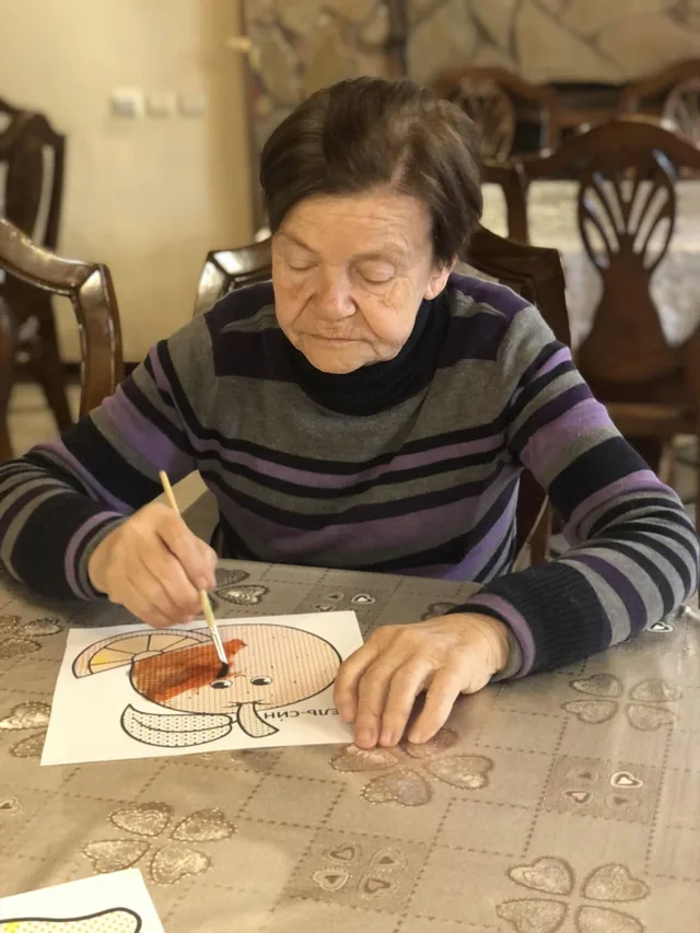 Пензлик, фарби та малюнок перед очима — у цю мить уся увага творчості.