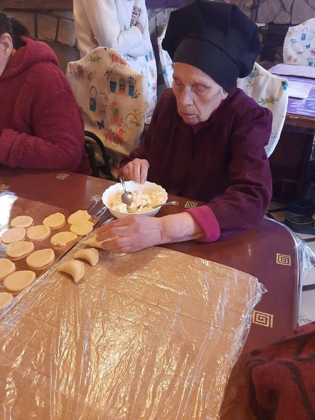 Мешканці працюють із тістом, продовжуючи знайомі домашні справи.