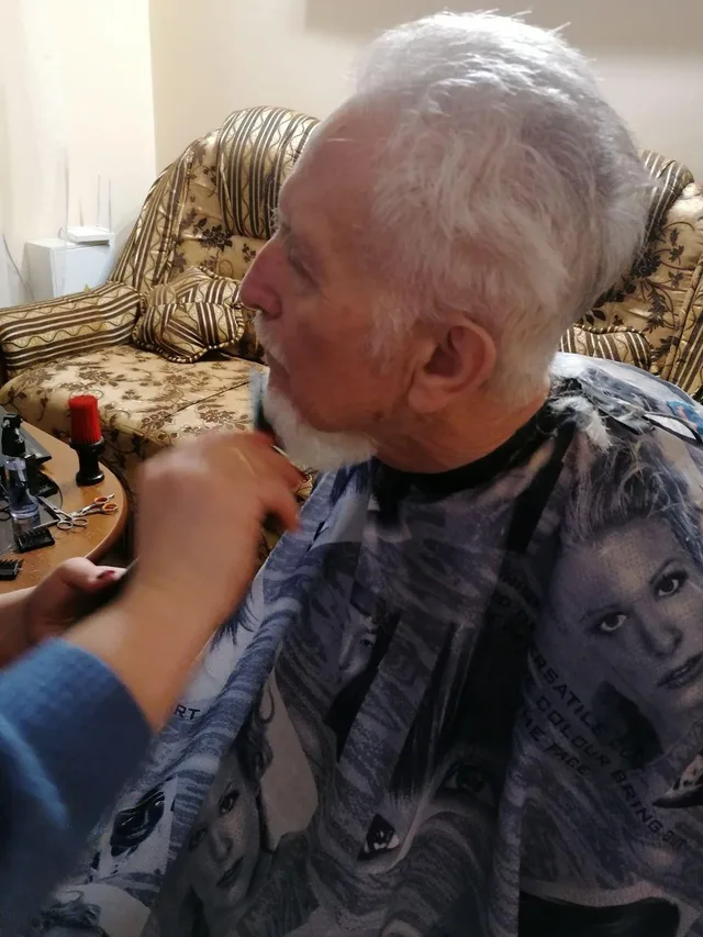 Ще один кадр зберігає момент стрижки та уваги до повсякденних потреб.