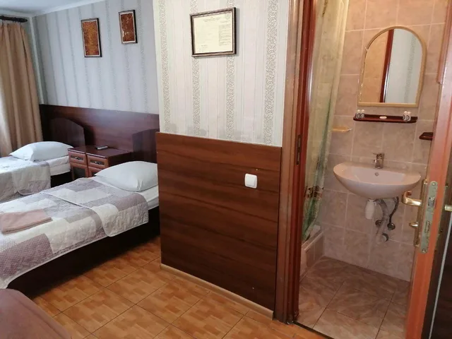 На фото видно ліжка та облаштування побутової зони поруч.