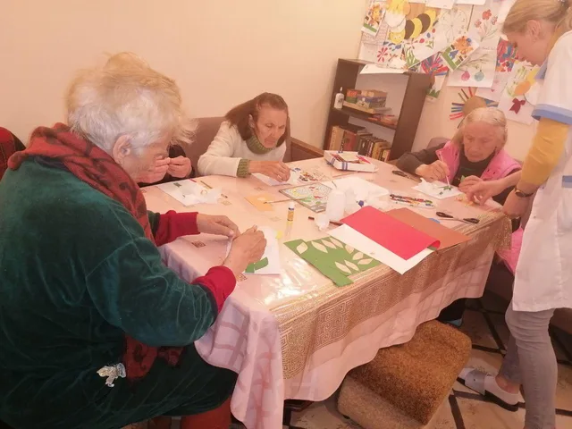 Аркуші й кольорові матеріали зібрали мешканців за спільною творчою справою.