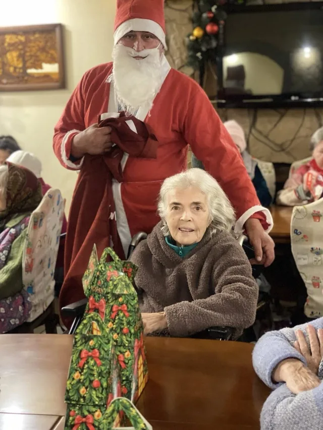 Під час зимового свята до мешканців завітав гість у червоному святковому вбранні.