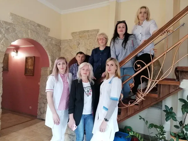 Спільне фото на сходах зберігає одну із зустрічей у нашому домі.