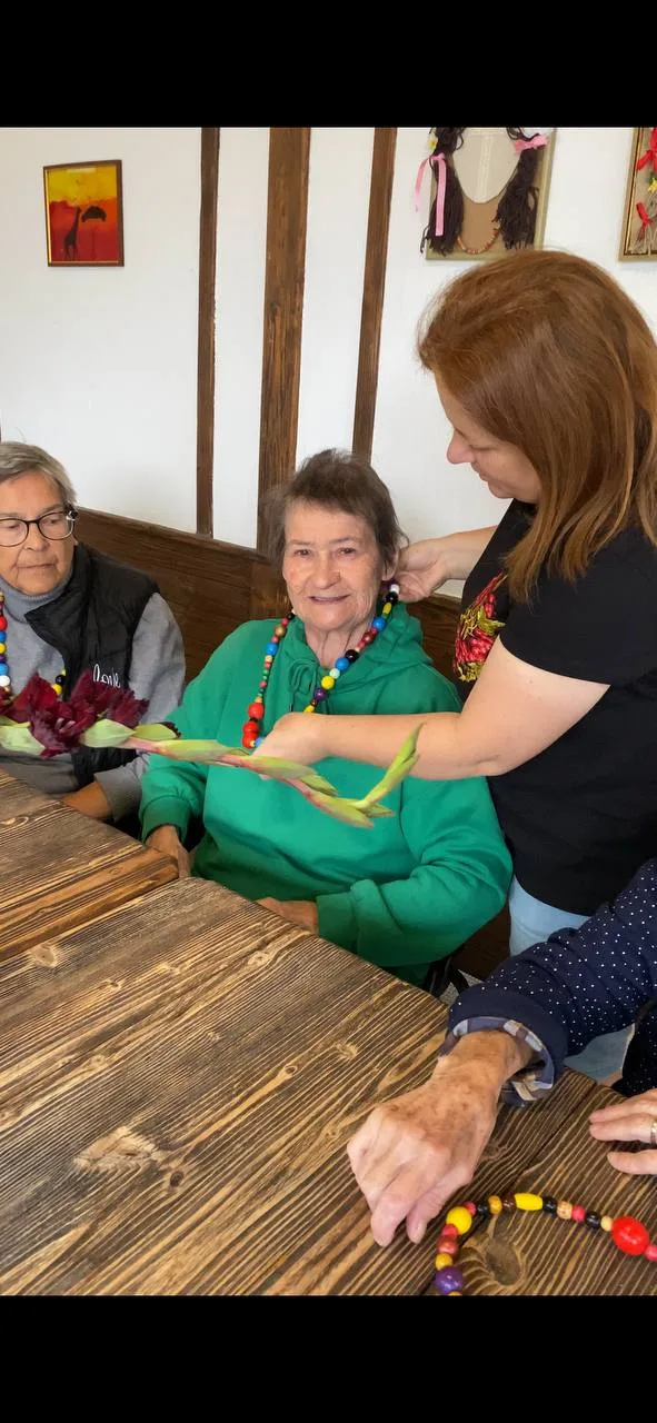 За великим столом знайшлося місце для спільної справи й розмови.