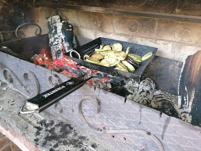 На відкритій кухні готуються овочі та інші складники домашнього обіду.