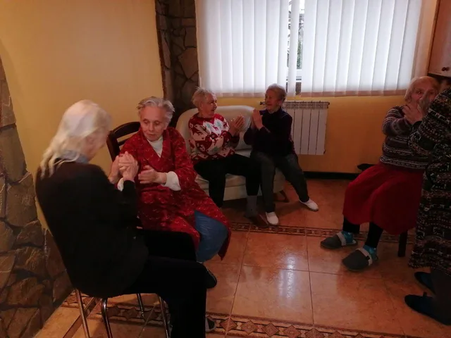 Мешканці зібралися разом у спільному просторі нашого дому.