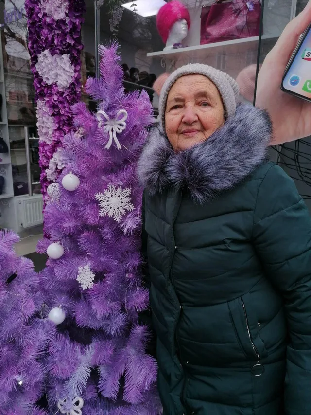 Світлина біля зимових прикрас зберегла мить міської прогулянки.