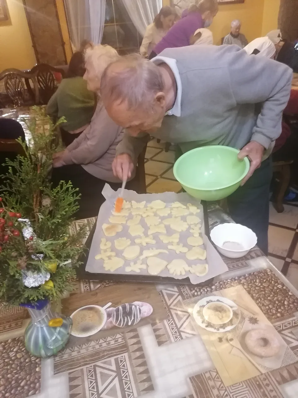 За столом працюємо з тістом, готуючи домашню випічку до спільного частування.