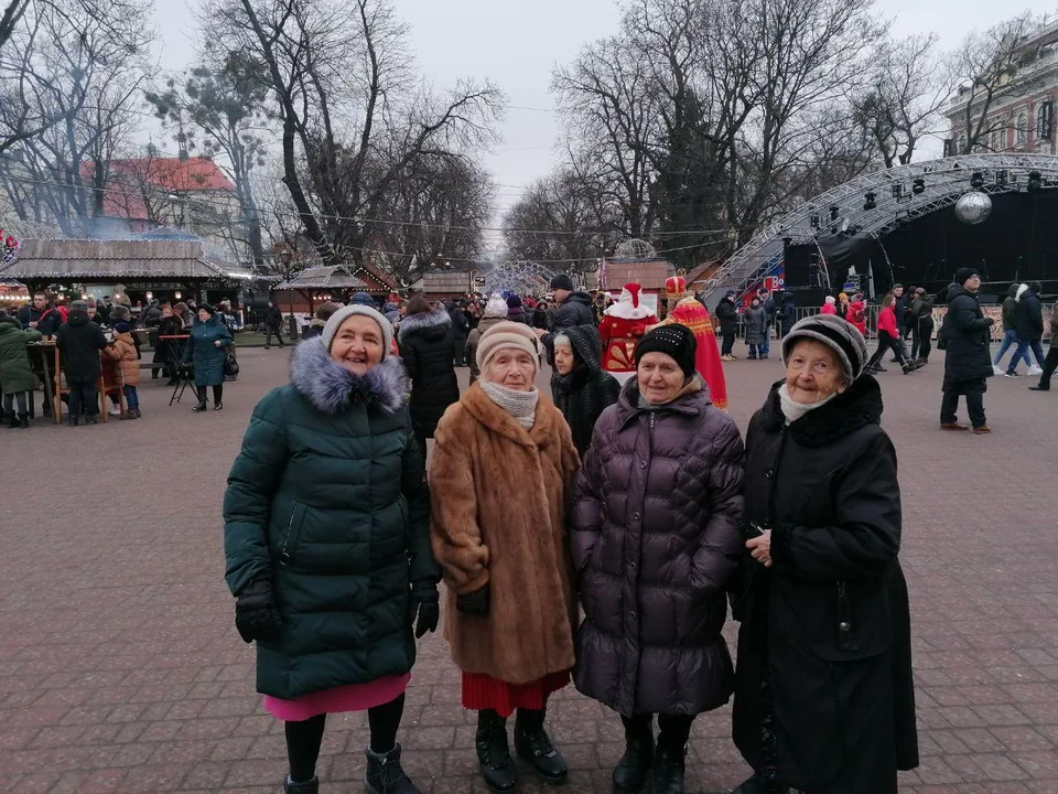 Під час міської прогулянки сфотографувалися разом на відкритій площі.