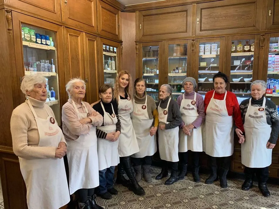 Під час екскурсії учасники зібралися для групової фотографії у приміщенні.